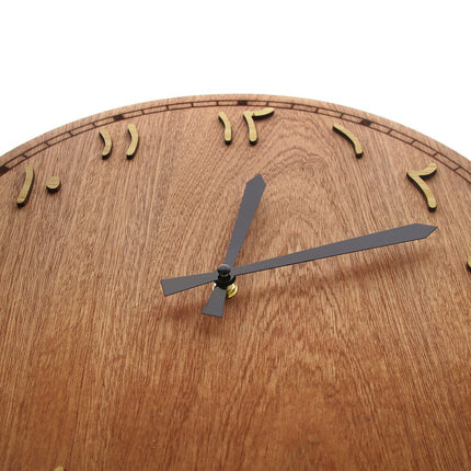 Väggklocka i trä med arabiska siffror