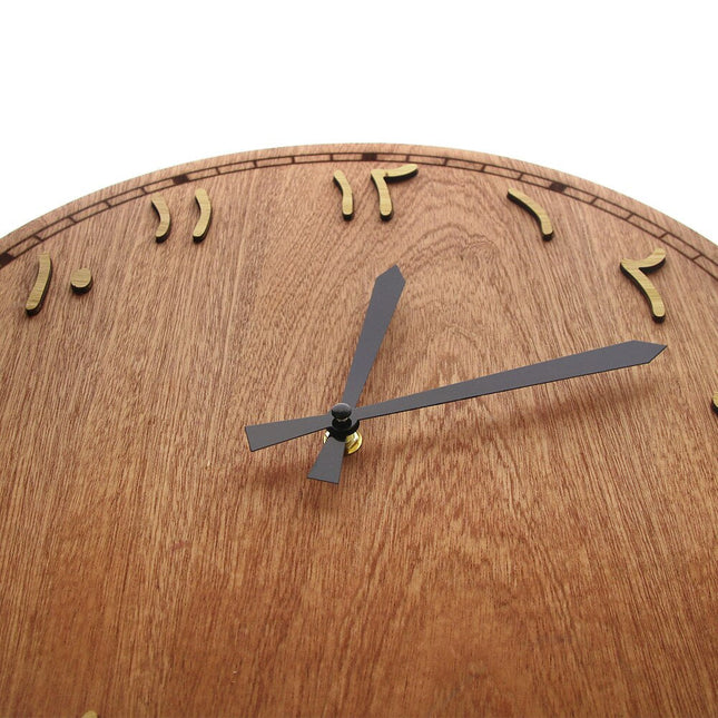 Väggklocka i trä med arabiska siffror