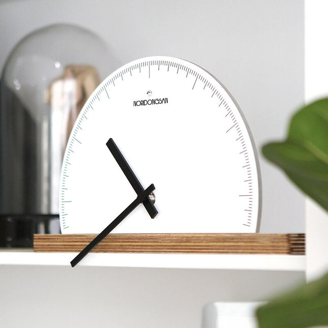 Minimalistisk halvcirkel klocka med trähylla