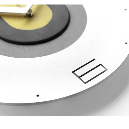 Färgglad väggklocka i industriell design