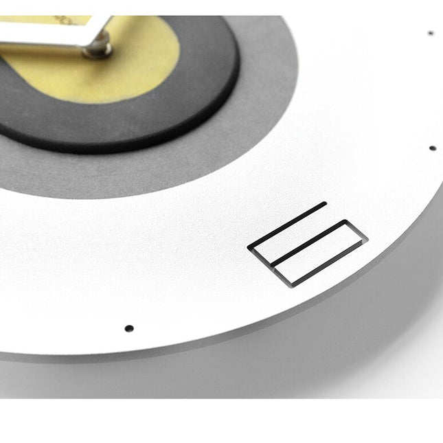 Färgglad väggklocka i industriell design