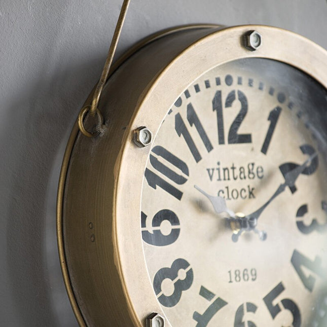 Hängande väggklocka i industriell vintagestil