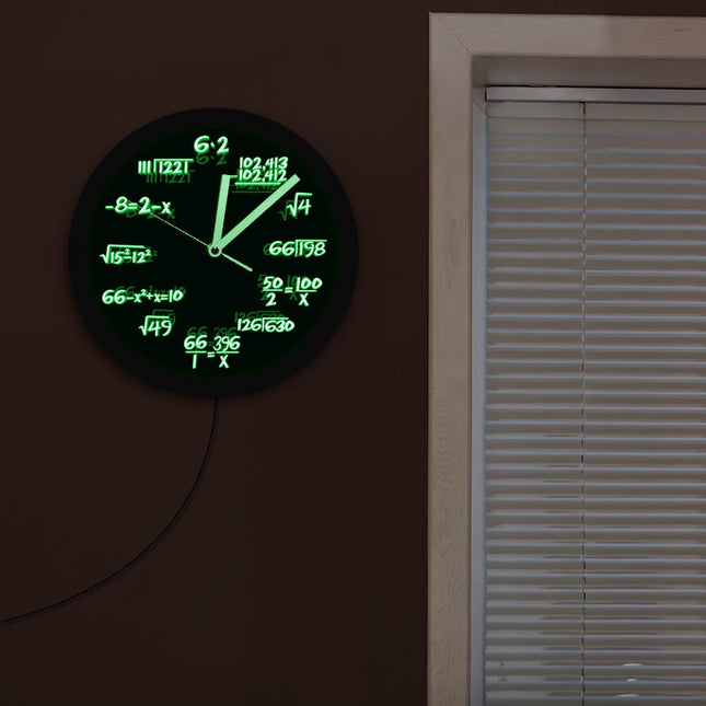 Väggklocka med matematiska formler och LED
