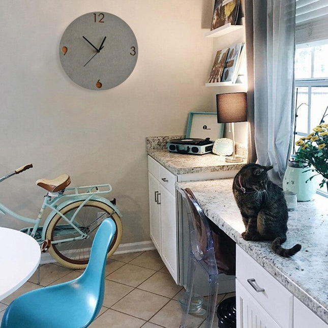 Minimalistisk industriell väggklocka i betong