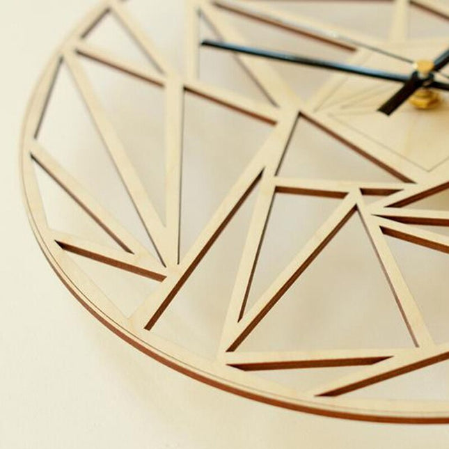 Geometrisk väggklocka i trä och grått