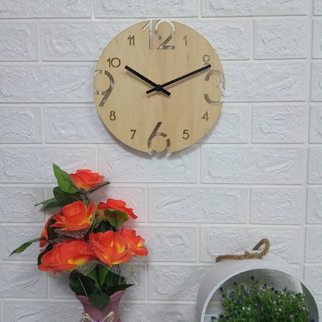 Väggklocka i trä med stora siffror