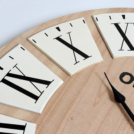 Väggklocka i trä med retrodesign