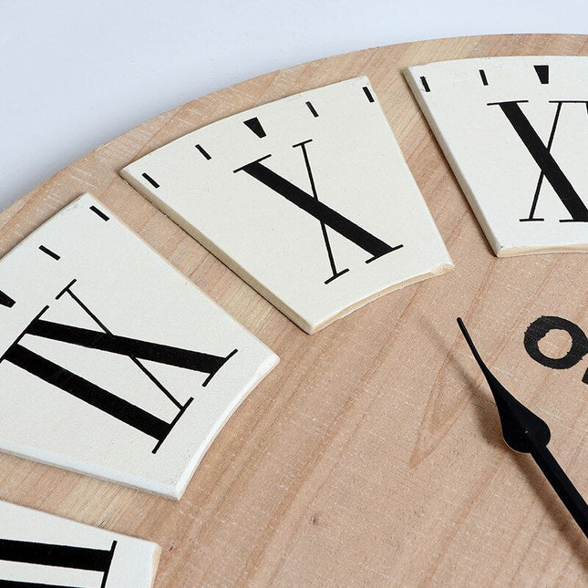 Väggklocka i trä med retrodesign