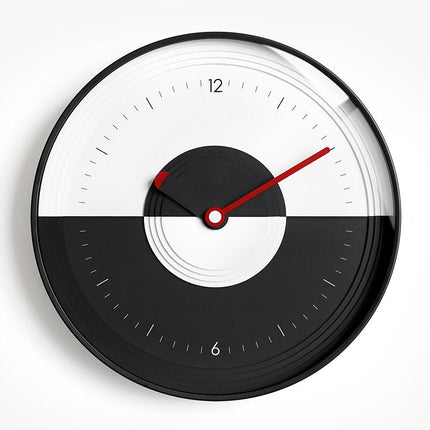 Modern väggklocka med yin yang-design
