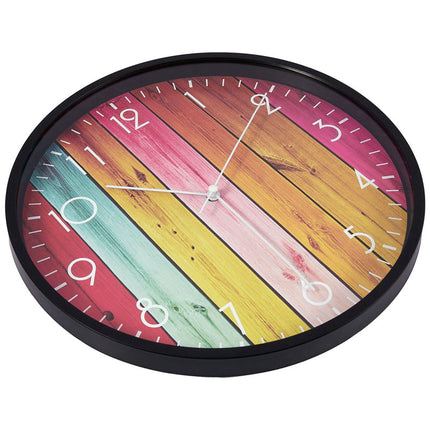 Färgglad väggklocka med träimitation