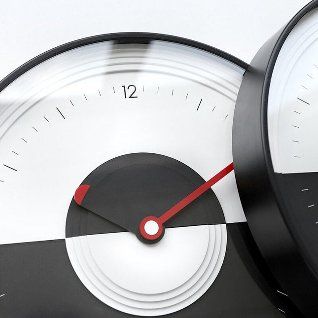 Modern väggklocka med yin yang-design