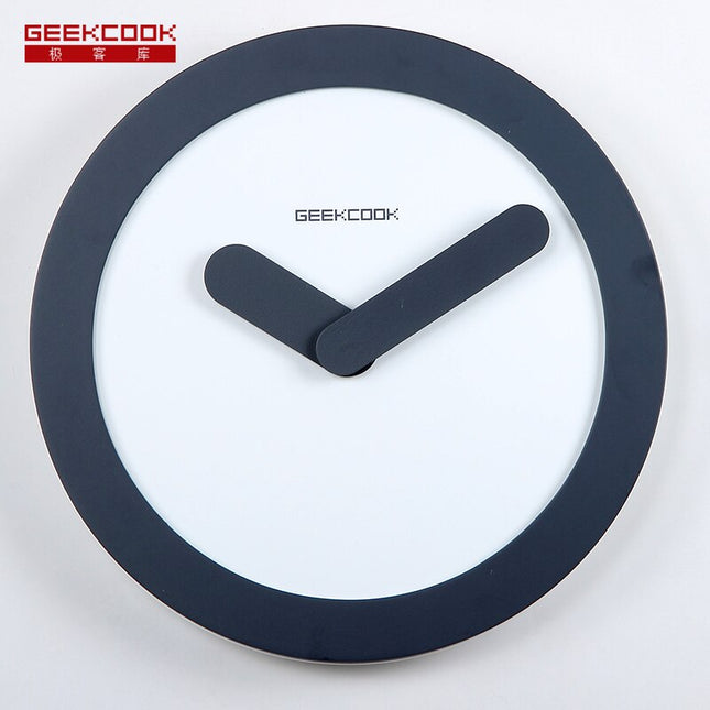 Modern väggklocka med tjocka visare