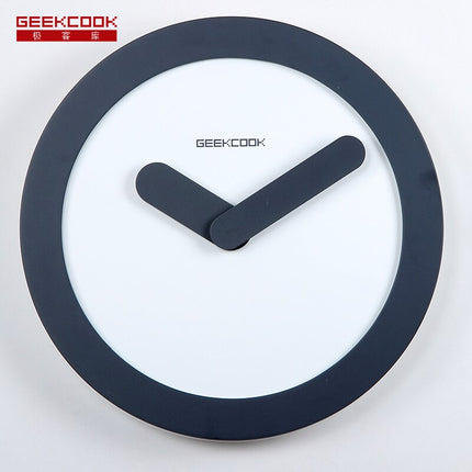 Modern väggklocka med tjocka visare