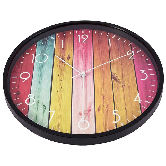 Färgglad väggklocka med träimitation