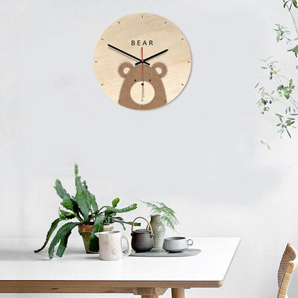 Väggklocka i trä med björnmotiv