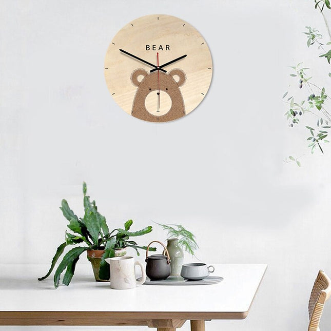 Väggklocka i trä med björnmotiv