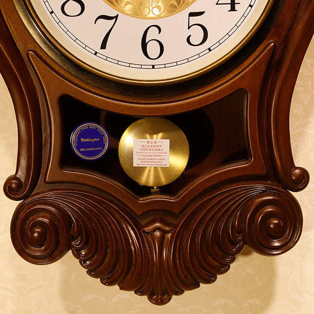 Klassiskt pendelur i trä för väggen