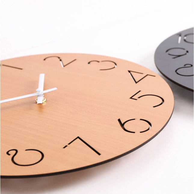 Svart modern väggklocka i trä