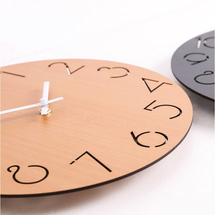 Svart modern väggklocka i trä