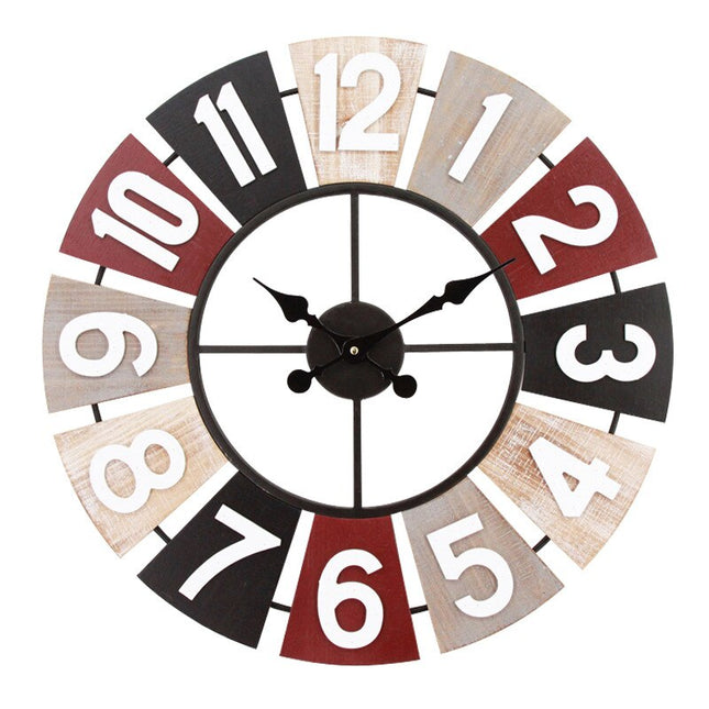 Väggklocka i trä med retrodesign