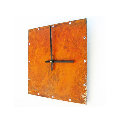 Fyrkantig väggklocka med rostig design