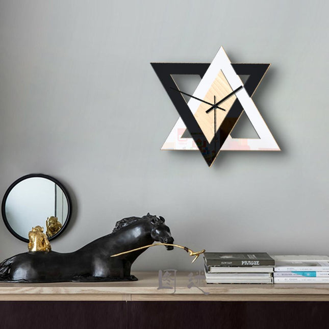 Geometrisk väggklocka triangel i trä