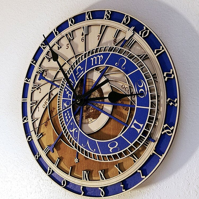 Blå astronomisk väggklocka i trä