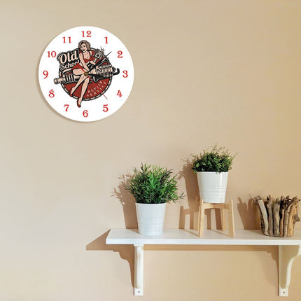 Väggklocka i old school pin-up stil