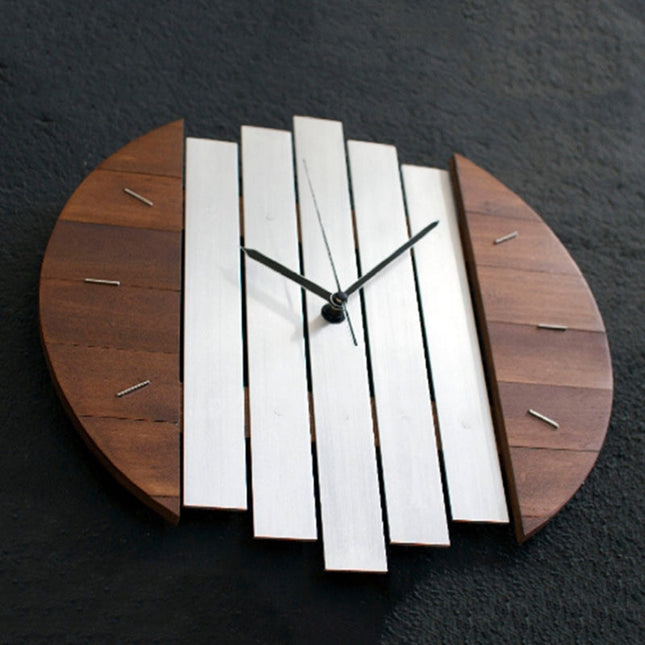Modern väggklocka i dekonstruerat trä