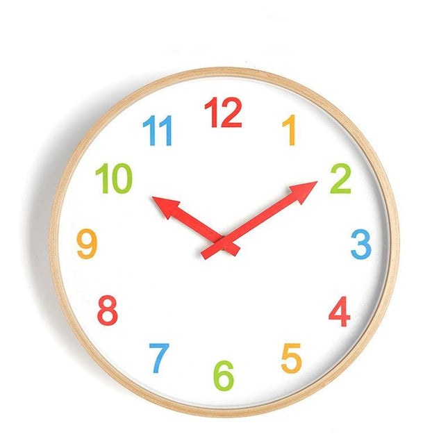 Väggklocka i trä med färgglada siffror