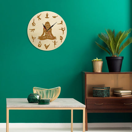 Väggklocka i trä med yogapositioner