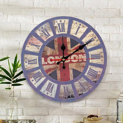 Dekorativ väggklocka i trä med ugglor