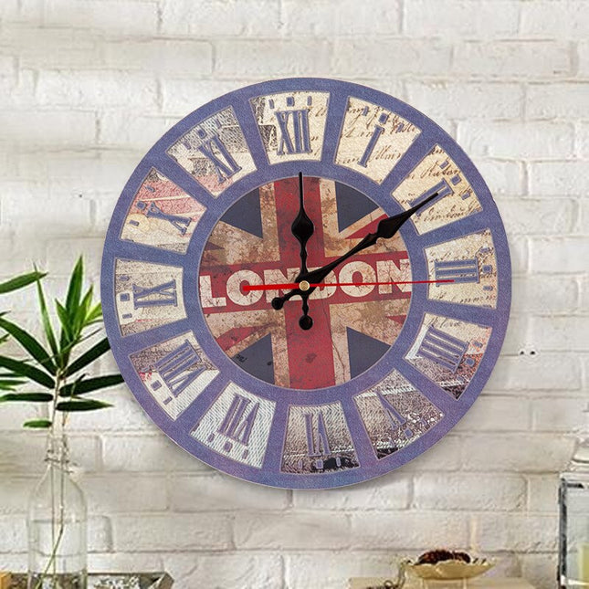 Dekorativ väggklocka i trä med ugglor