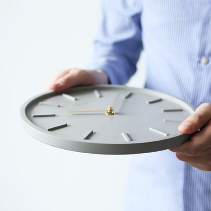 Liten industriell väggklocka i betong