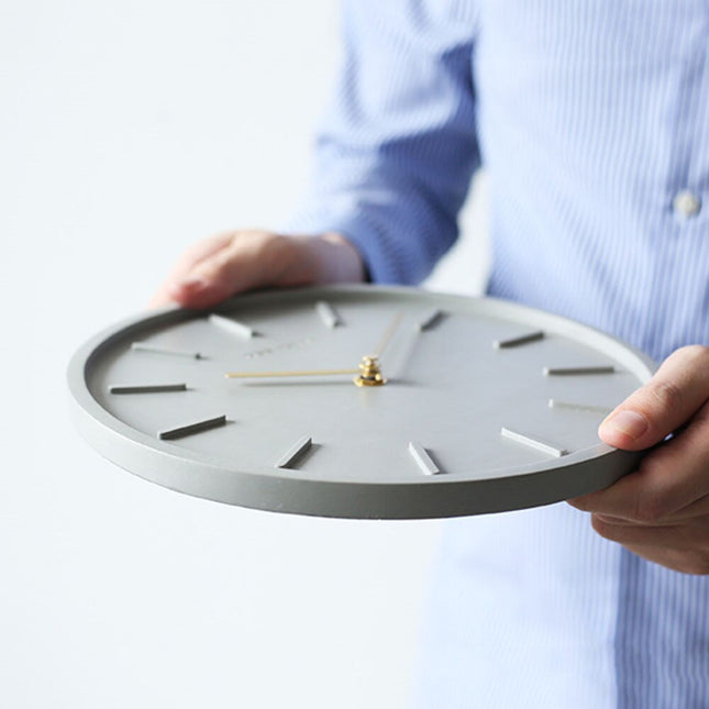 Liten industriell väggklocka i betong