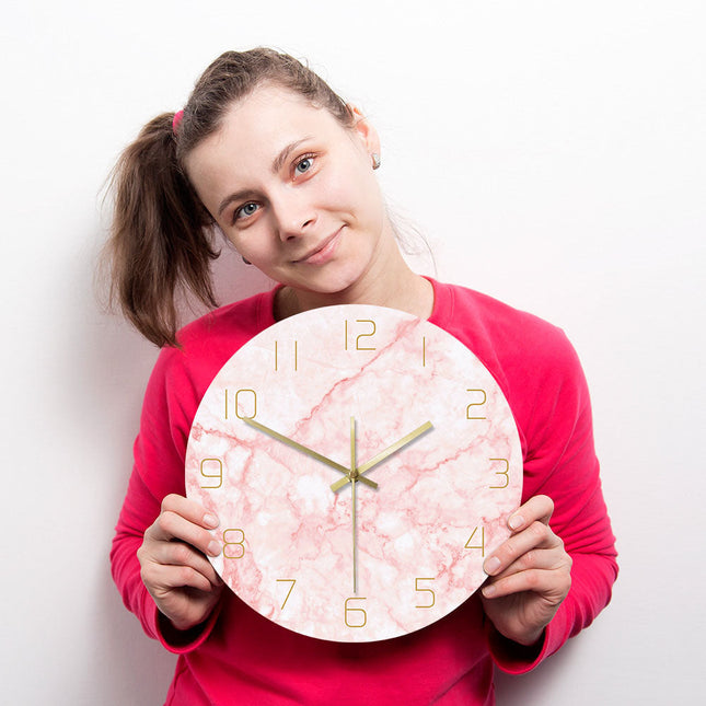 Rund väggklocka i rosa marmor