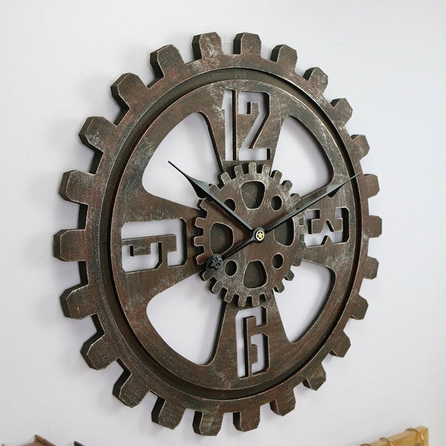 Stor väggklocka formad som kugghjul