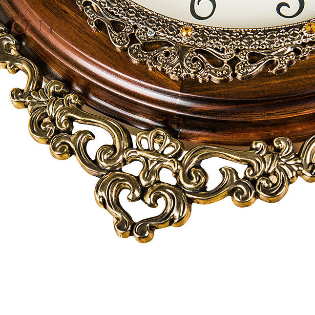 Antik väggklocka i trä och metall