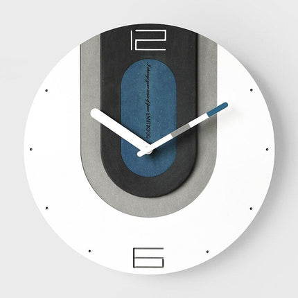 Färgglad väggklocka i industriell design