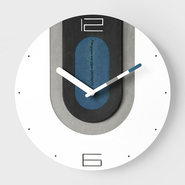 Färgglad väggklocka i industriell design