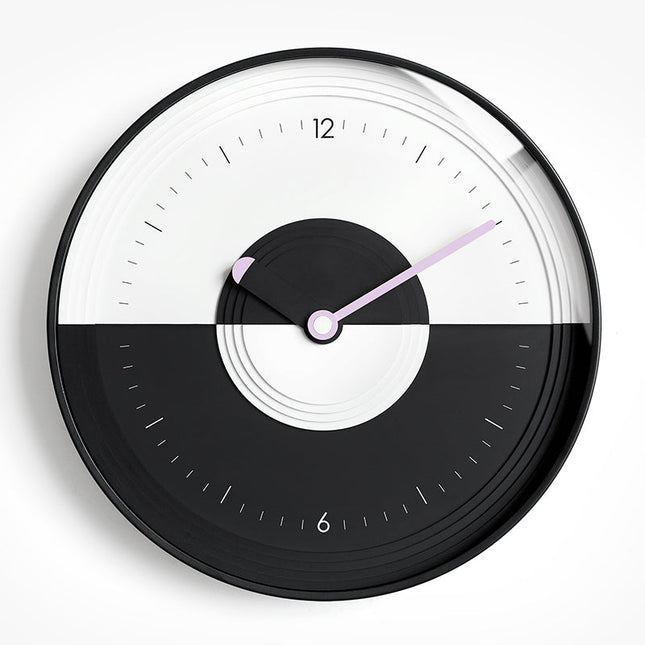 Modern väggklocka med yin yang-design