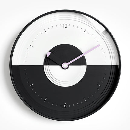 Modern väggklocka med yin yang-design