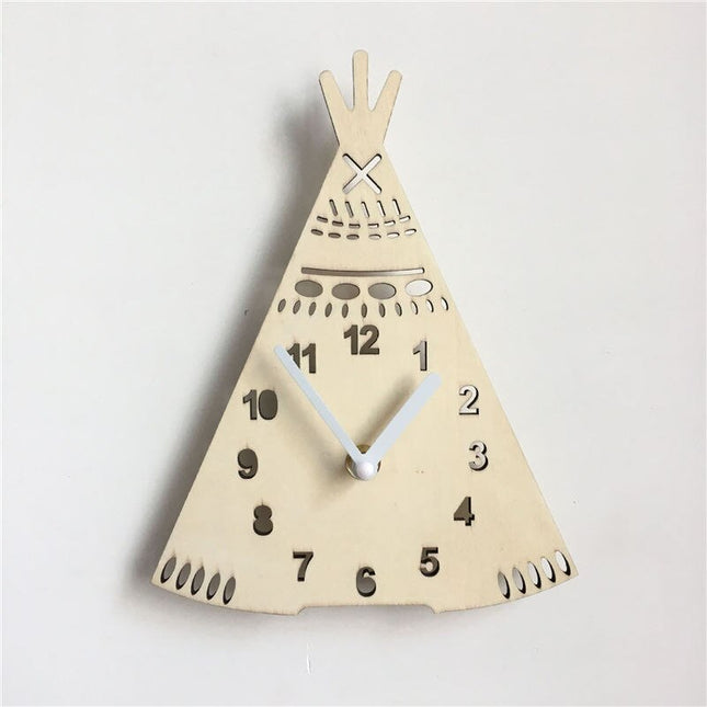 Väggklocka i trä formad som uggla