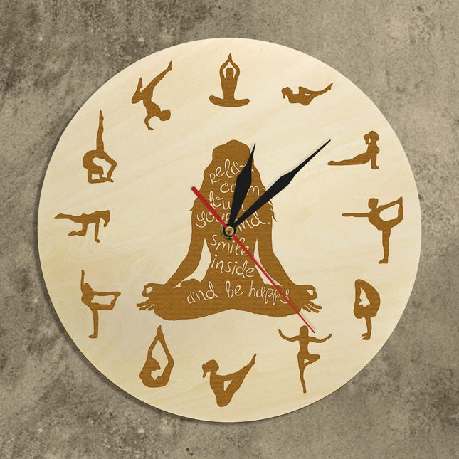 Väggklocka i trä med yogapositioner