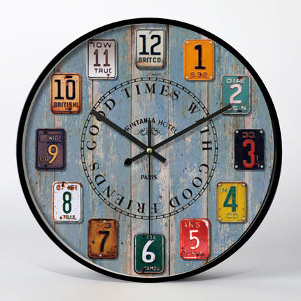 Retro väggklocka med registreringsskyltar