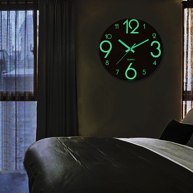 Lysande väggklocka med självlysande siffror