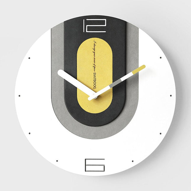 Färgglad väggklocka i industriell design