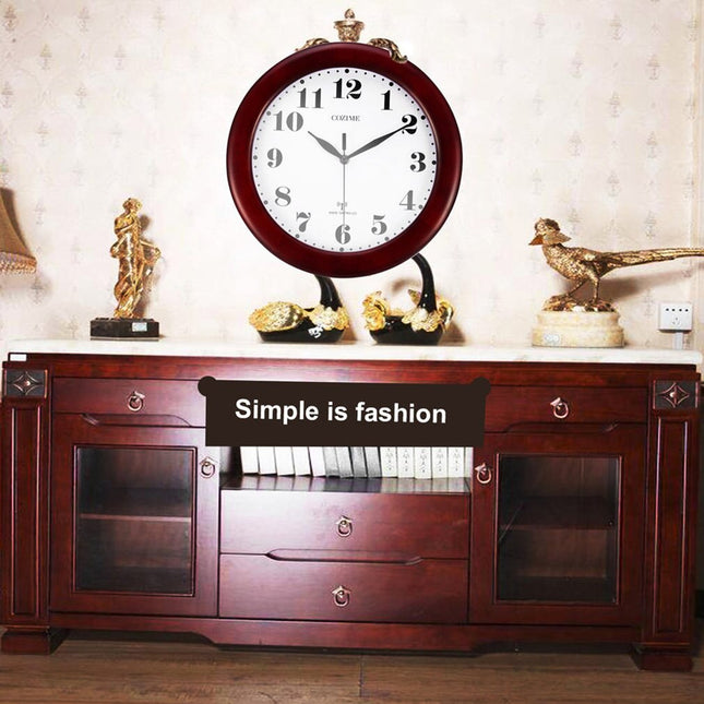 Retro väggklocka i mörkt trä