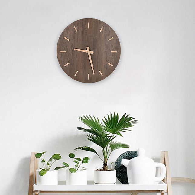 Väggklocka i mörkt trä utan siffror