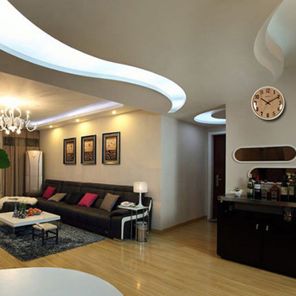 Väggklocka i trä med chokladbruna siffror